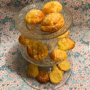 Goûter de princesse version pas cheap avec chouquettes Craft diy bricolage présentoir à gâteaux à étage assiettes et verres en verre