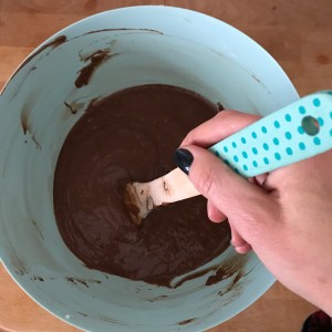DIY en cuisine décoration de cuillère en bois peinture et sinon