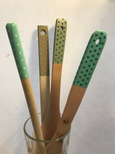 DIY en cuisine décoration peinture de cuillères en bois craft bricolage enfant