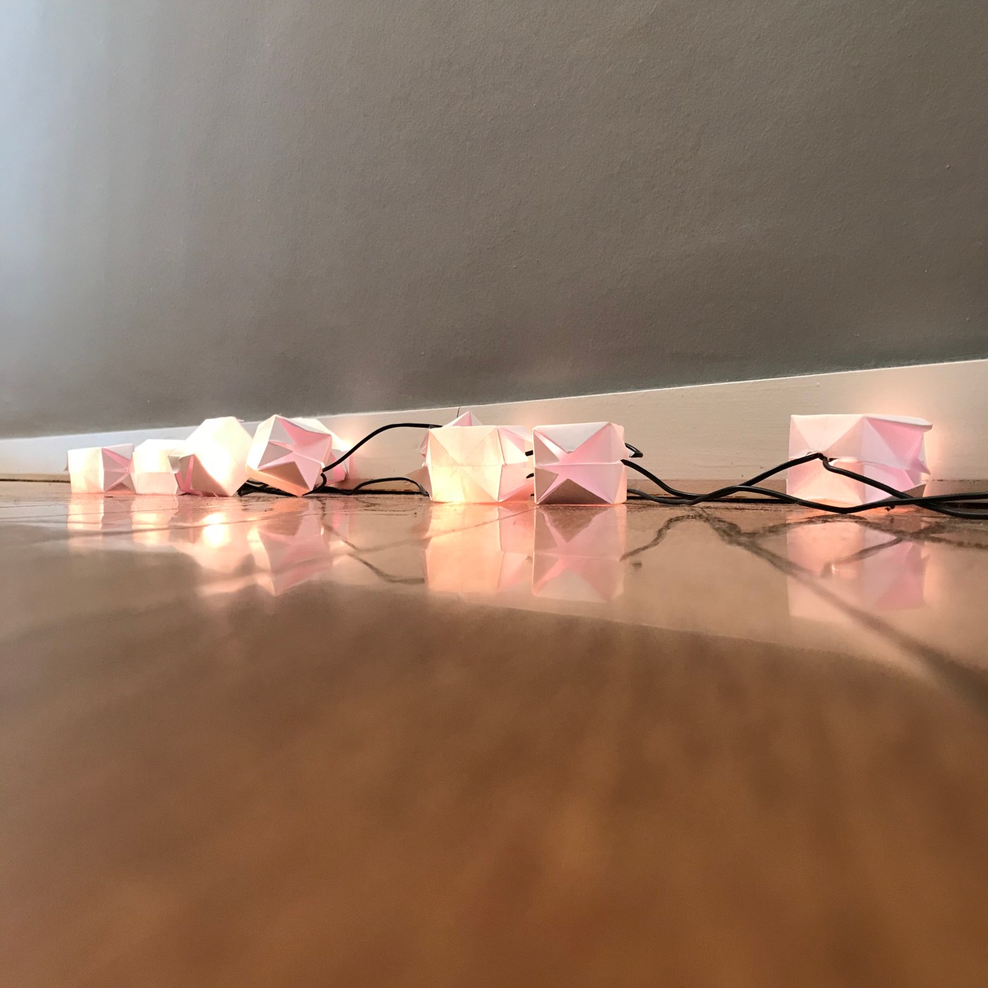 Guirlandes lumineuses origami papier bricolage enfant craft DIY recyclage papier Image à la une