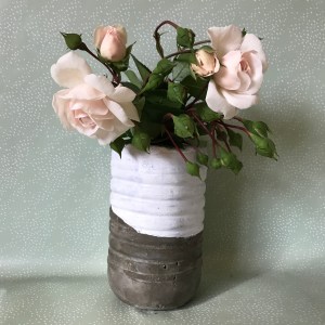 Lançons des fleurs à nos mamans ... et le vase qui va avec ! Bricolage enfant DIY craft vase en ciment cadeau fête des mères Image à la une