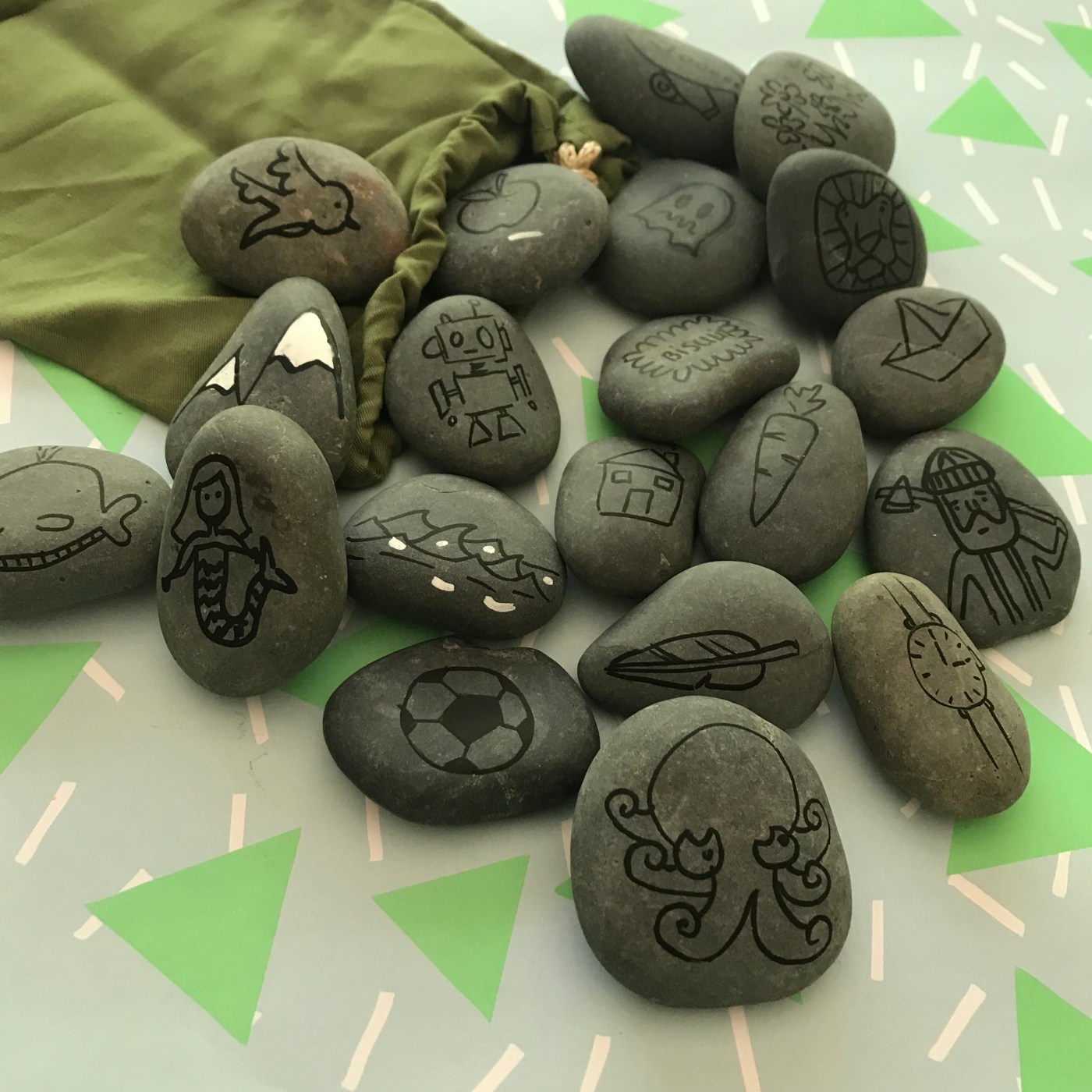 On se la raconte dessins sur galets jeu pour raconter des histoires DIY été plage craft bricolage enfant Image à la une