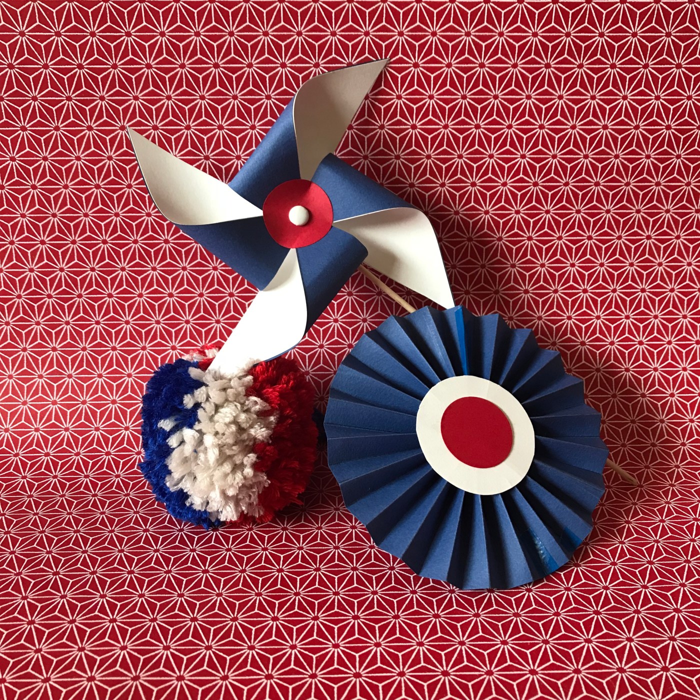 Tous français cette semaine bricolage enfant DIY craft bleu-blanc-rouge cocarde moulin à vent pompon en laine patriotes image à la une