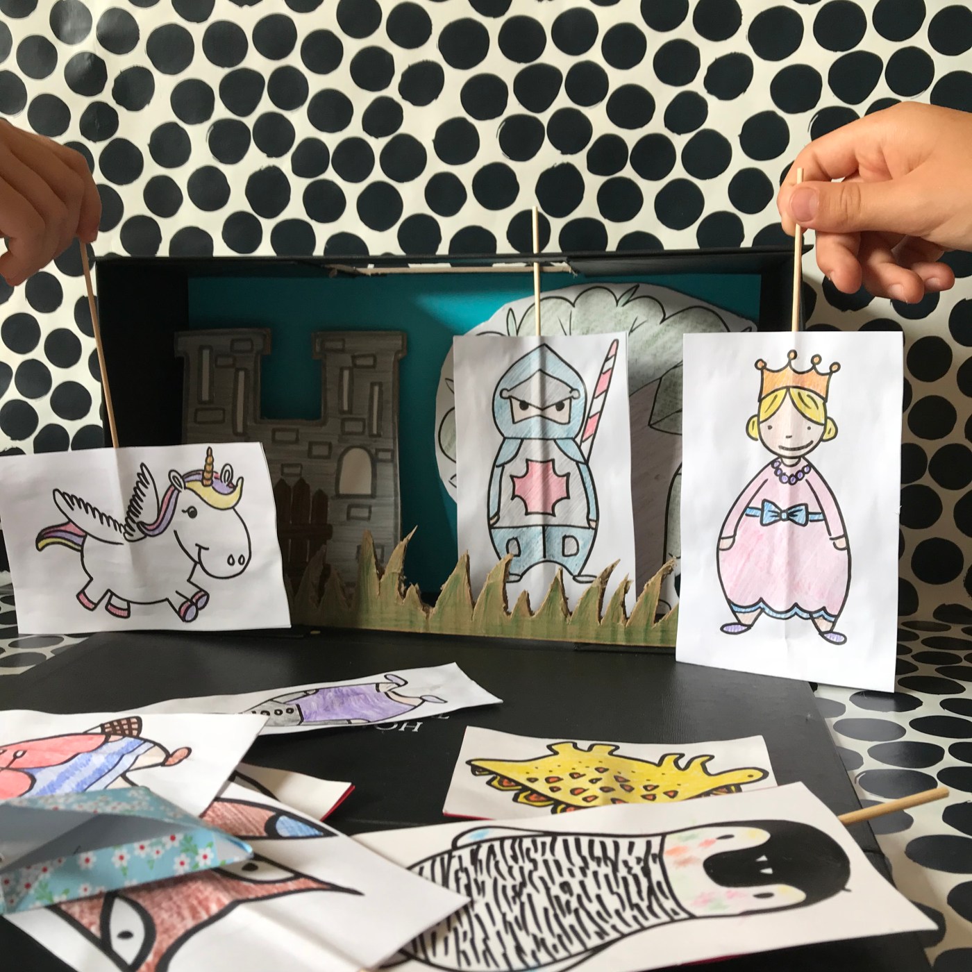 Petit théâtre d’été simplissime DIY bricolage enfants craft recyclage jeu fait maison imagination créativité Image à la une