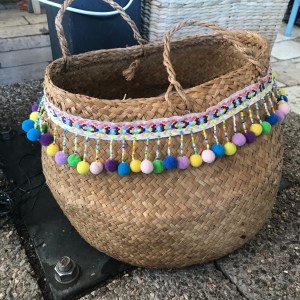 Panier d’été pompons perles ruban customisation déco rafraîchissement bricolage diy craft enfant famille et sinon 1