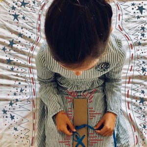 Fais tes lacets toi-même carton recyclage apprentissage recyclage DIY bricolage enfant craft for kids Image à la une