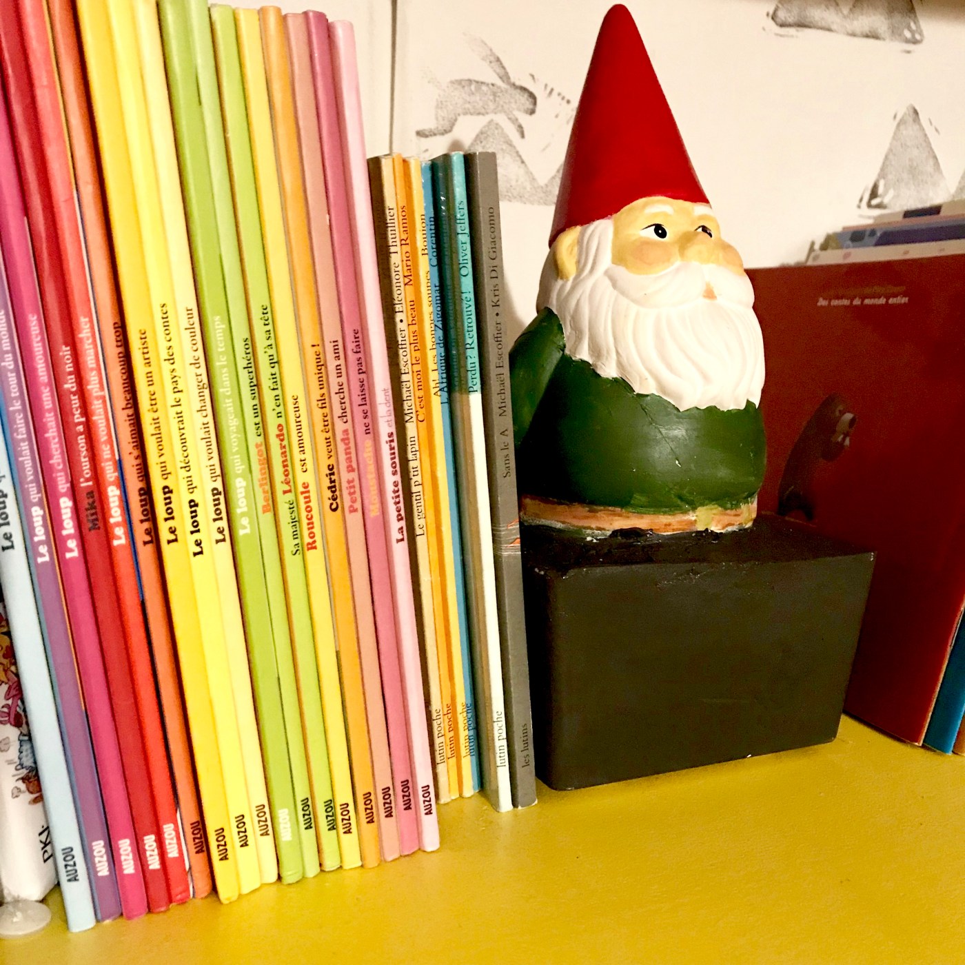 Les deux pieds dans le ciment DIY bricolage enfant craft cale livres ciment béton nain de jardin Image à la une