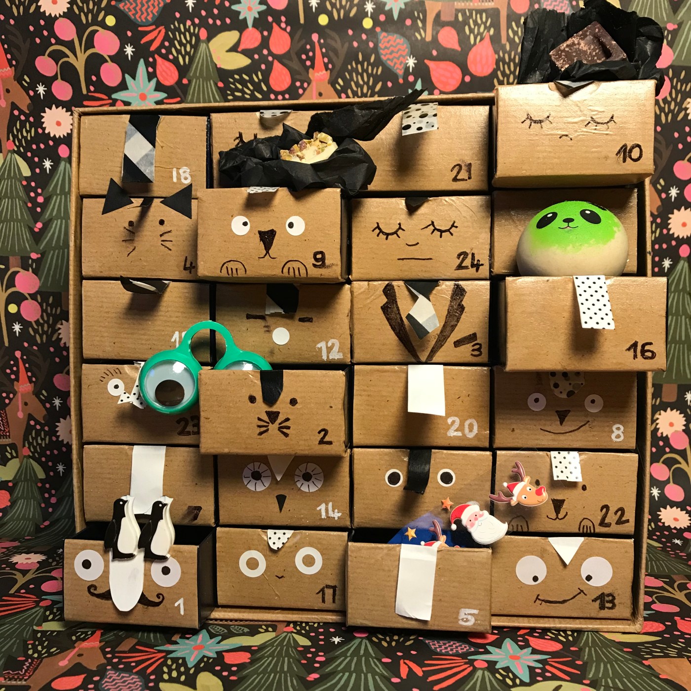 Calendrier en noir et blanc - DIY - bricolage enfant - craft for kids - calendrier de l’avent - papier - recyclage - Image à la une