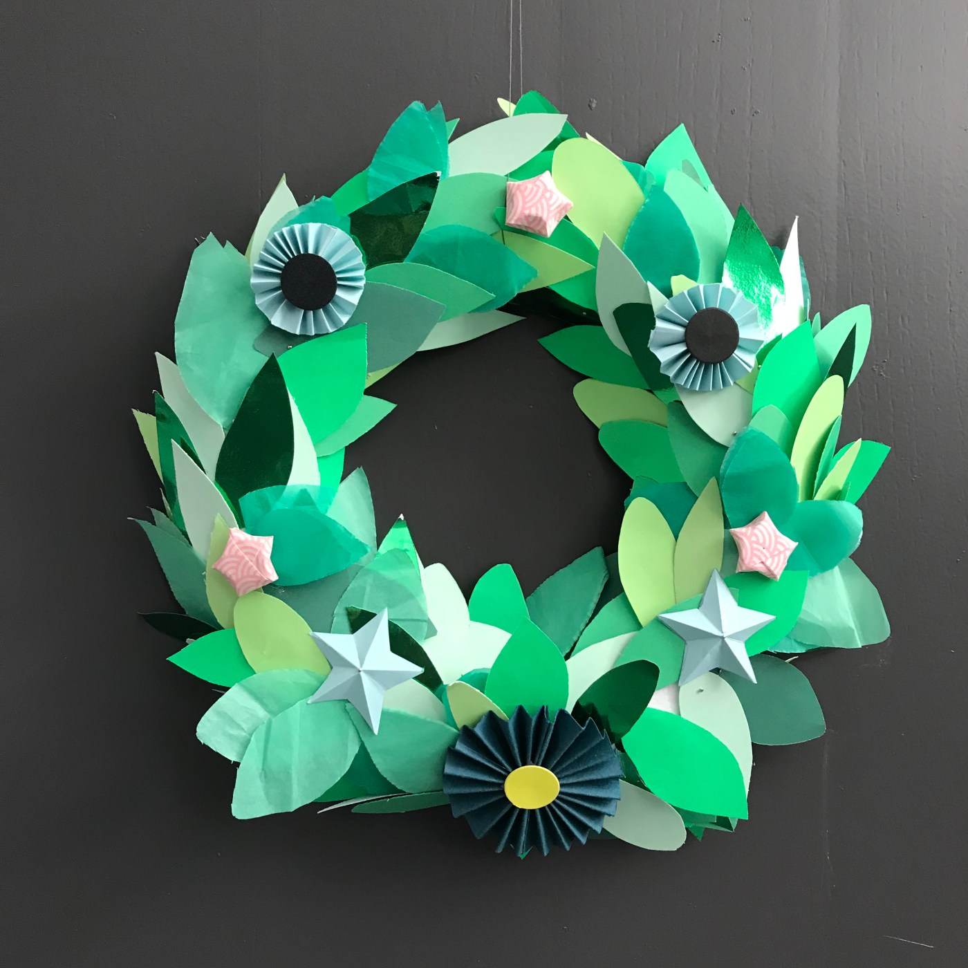Couronne de porte - DIY - bricolage enfant - craft for kids - couronne de Noël -avent - origami- papier - recyclage- image à la une