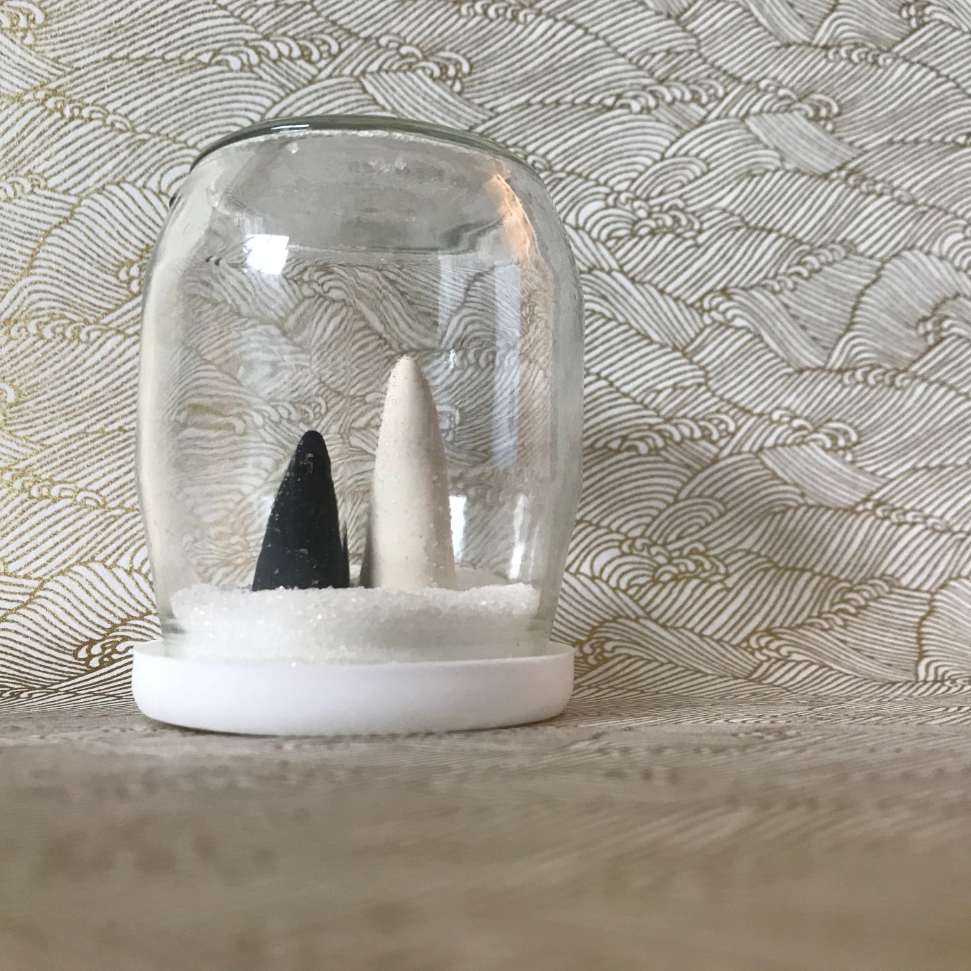 Petit décor d’hiver en noir et blanc - boule à neige -DIY - bricolage enfant - craft for kids - pot de yaourt - recyclage -pâte autodurcissante - Image à la une