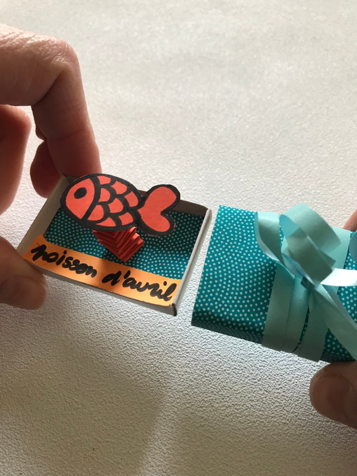 Petit poisson d’avril ... hihihi ! - bricolage enfant - DIY - craft for kids - boîte à message - blague - 1er avril - papier - GIF