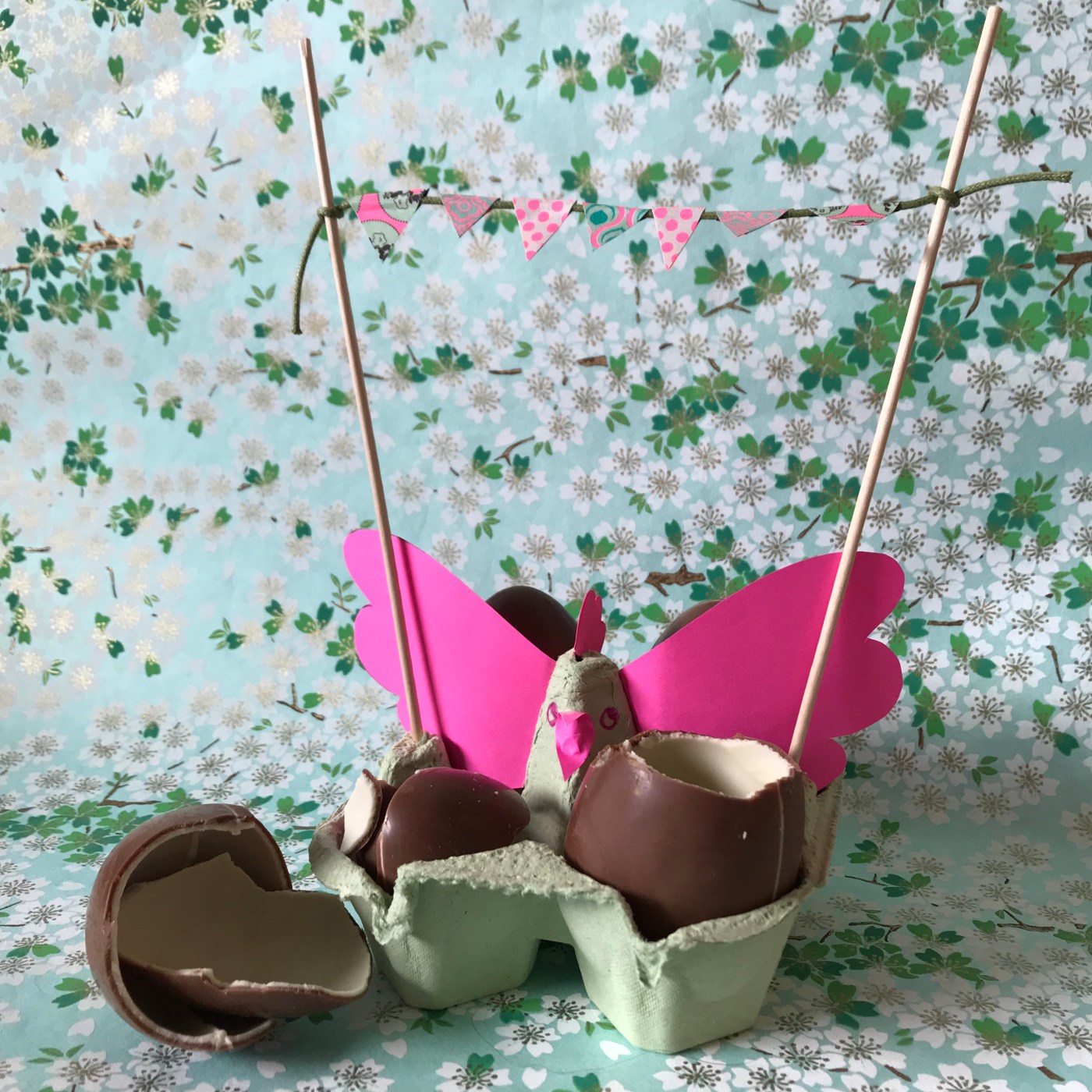 Pâques approche - DIY - bricolage enfant - craft for kids - décoration de Pâques - poule - boîte à œufs - papier - image à la une