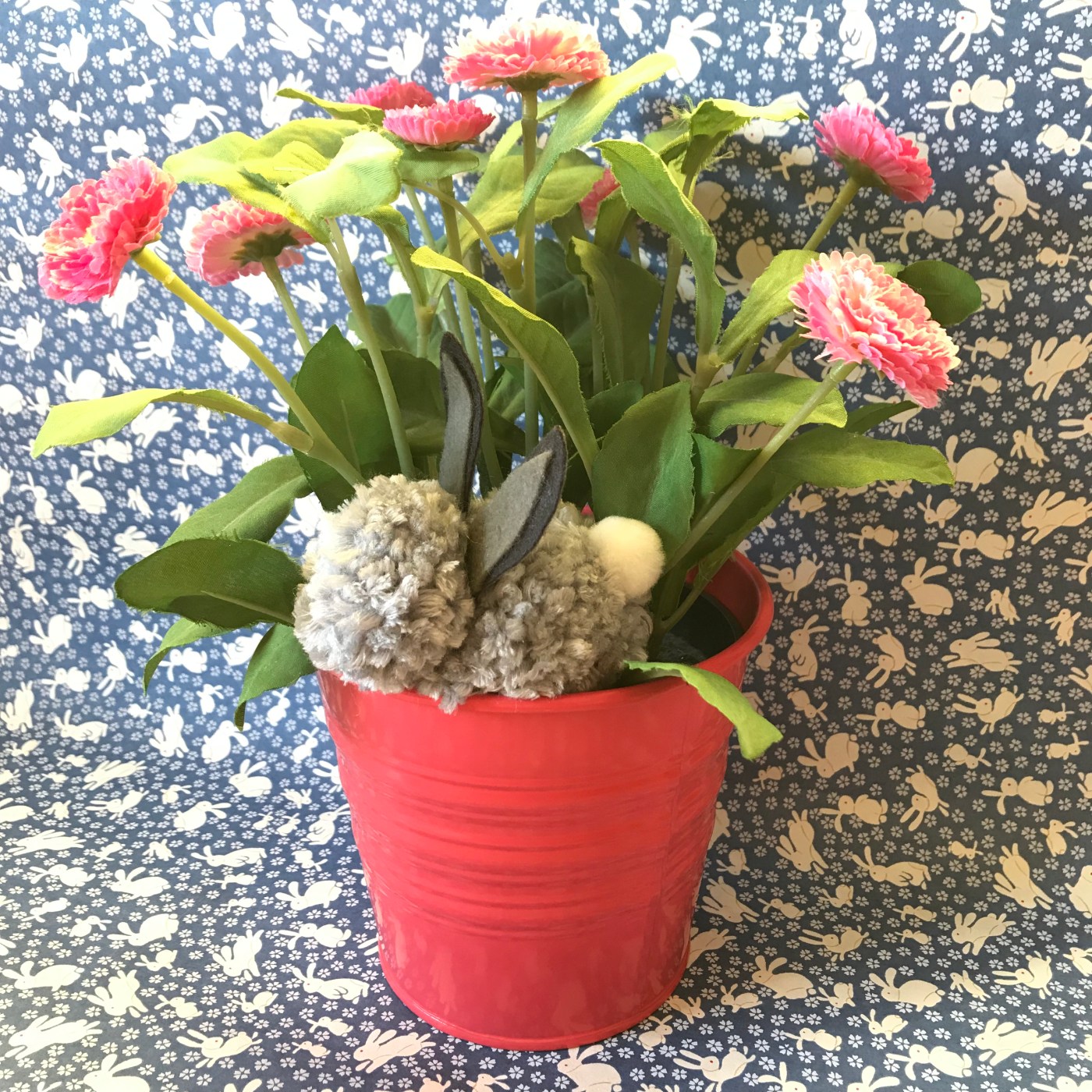 Lapin de Pâques : cuvée 2019 - DIY - Craft for kids - bricolage enfants - bricolage de Pâques - pompons - lapin pompon - Image à la une