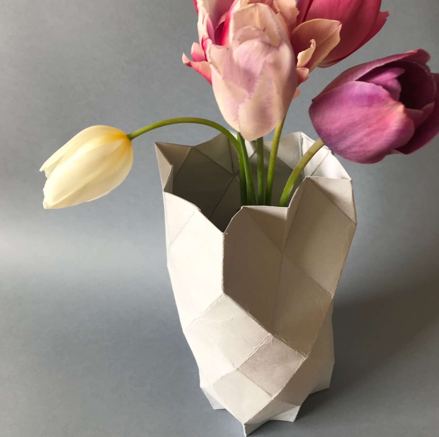 Vase « origamiesque » DIY - bricolage enfant - craft for kids - vase - origami - recyclage - papier - image à al une