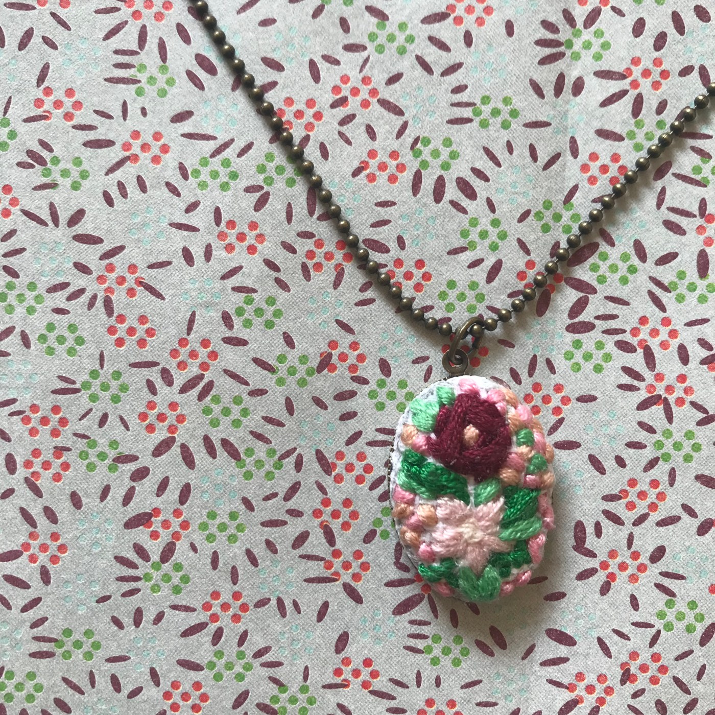 Collier brodé à l’ancienne - DIY - bricolage enfants - craft for kids - pendentif - broderie - fleurs - collier - médaillon - Image à la une