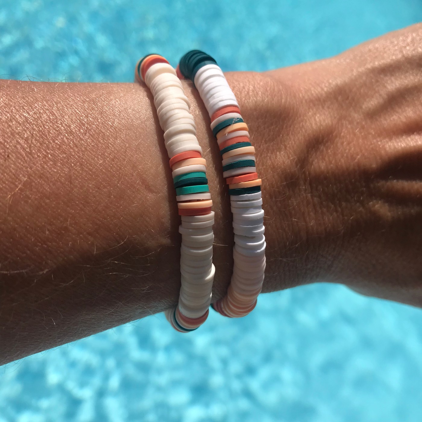 Le bracelet de l’été - DIY - bricolage enfant - craft for kids - perles heishi - Image à la une